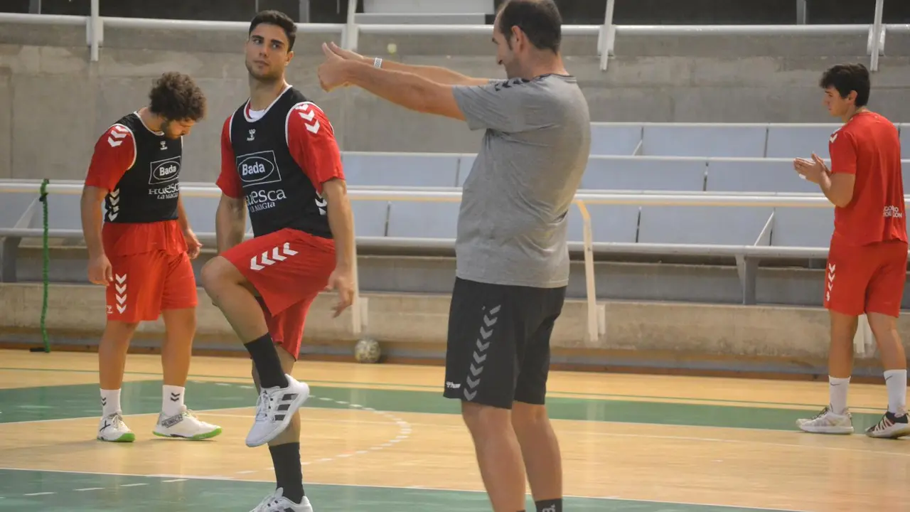 Ignacio Su&aacute;rez mira a Nolasco en un entrenamiento del Bada Huesca. Foto: Sportaragon.com