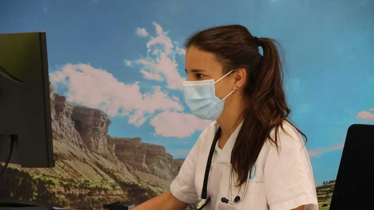Anna Carceller, en la imagen, trabaja en Huesca, en la consulta del doctor Sarasa. Foto: Cedida