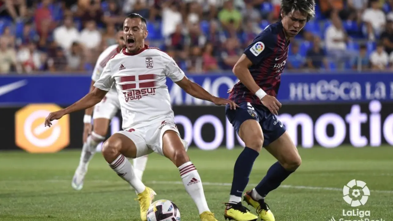 Jugada en la que el &aacute;rbitro decret&oacute; penalti que sirvi&oacute; para la victoria del Cartagena contra el Huesca en El Alcoraz. Foto: LaLiga
