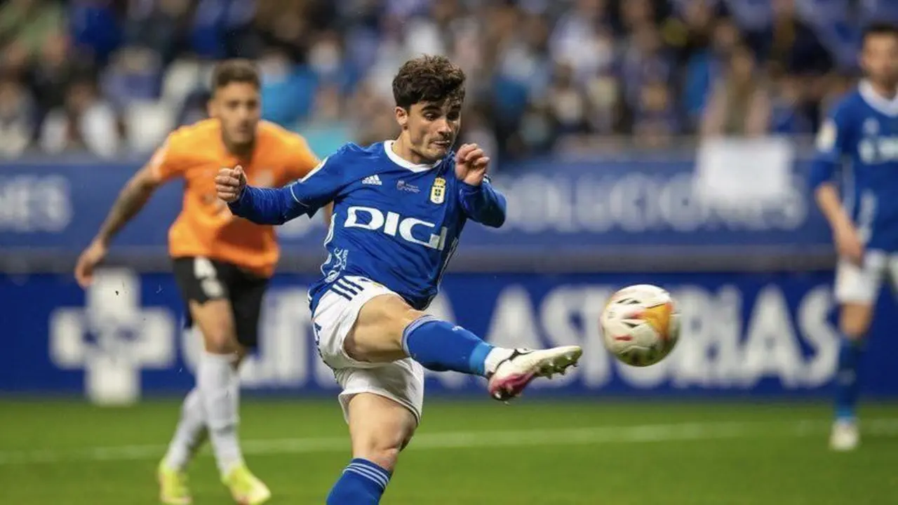 Javi Mier con el Oviedo.