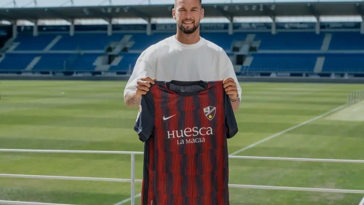 Carrillo posa con la camiseta azulgrana. | Foto: SD Huesca