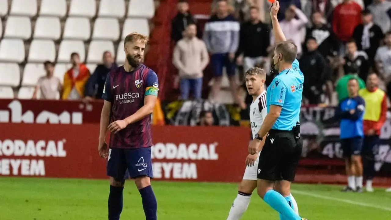 Cordero Vega muestra la cartulina a Jorge Pulido en el partido frente al Albacete. Agencia LOF