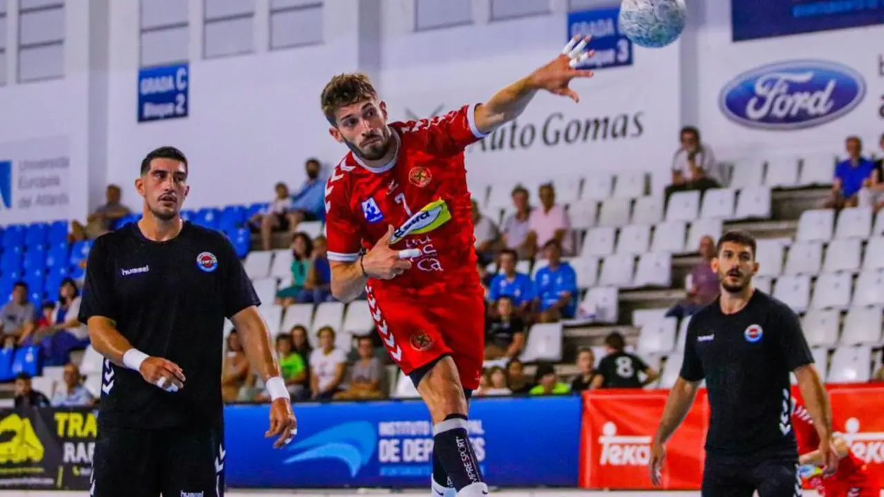 Gerard Carmona lanza a la porter&iacute;a del Sinfin en el amistoso que ha ganado el Bada Huesca. Foto: @dg.audiovisuales