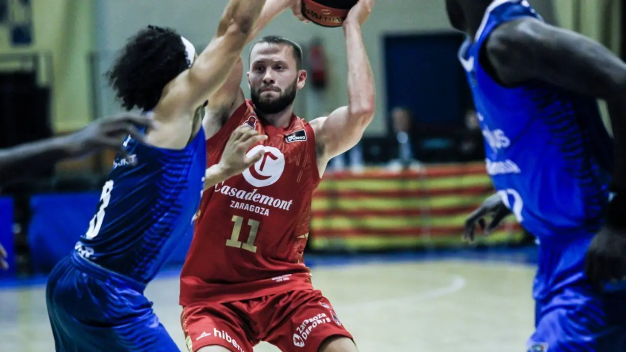 Marcel Ponitka busca una l&iacute;nea de pase | Foto: Casademont Zaragoza