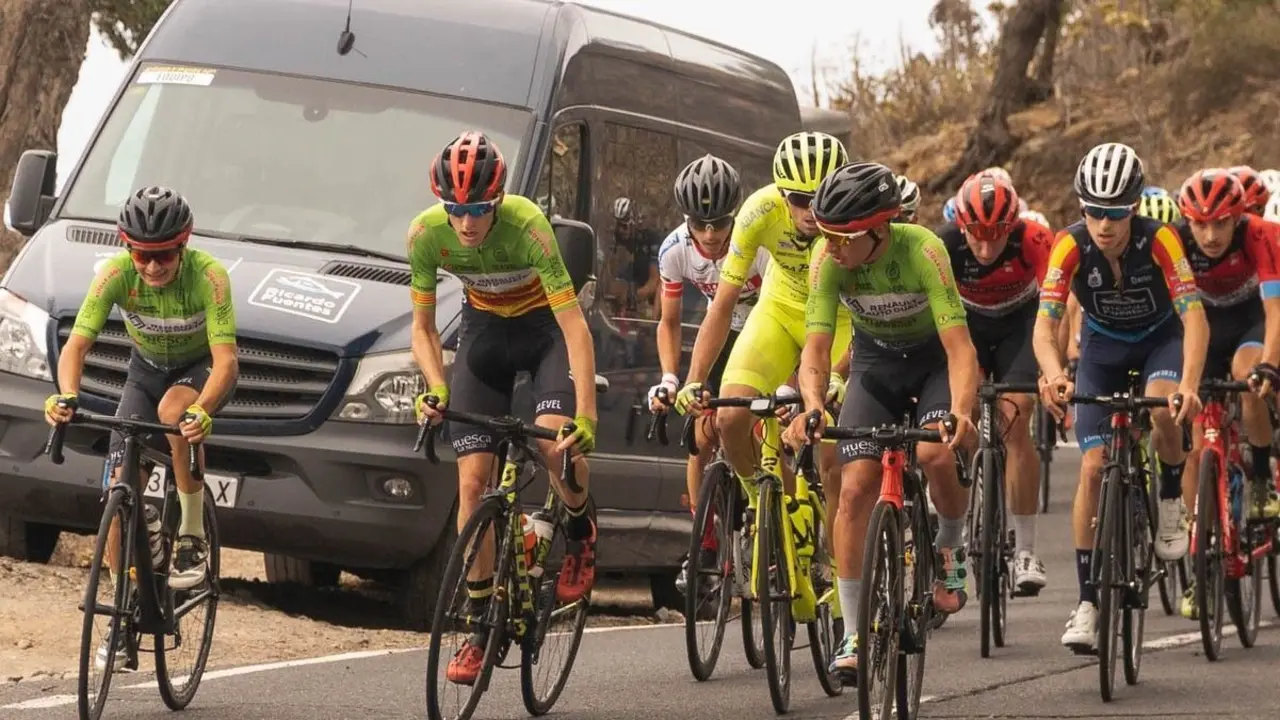 Los corredores del Club Ciclista Oscense buscaron el protagonismo en la monta&ntilde;a. Foto: Vuelta a Tenerife