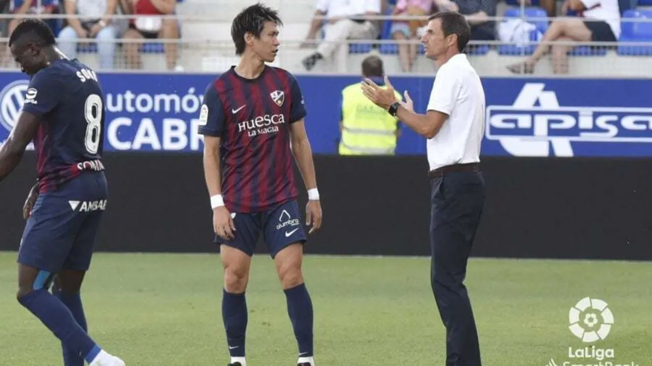 Ziganda le da instrucciones a Kento en El Alcoraz | Foto: LaLiga