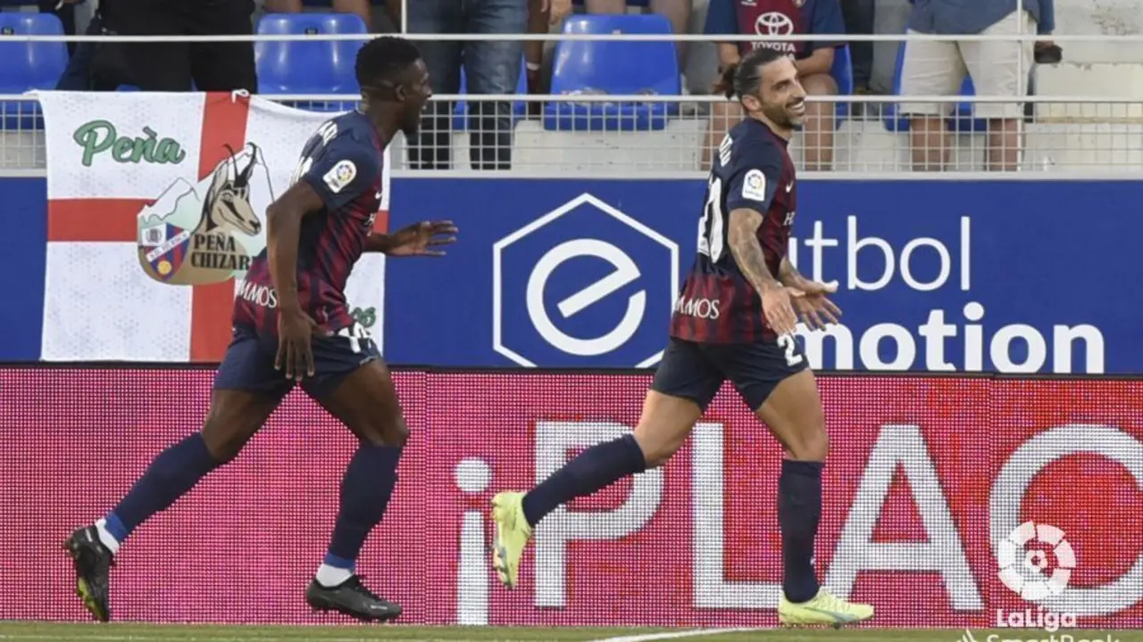 Kant&eacute; y Marc Mateu celebran e gol frente al Ibiza │ Foto: LaLiga