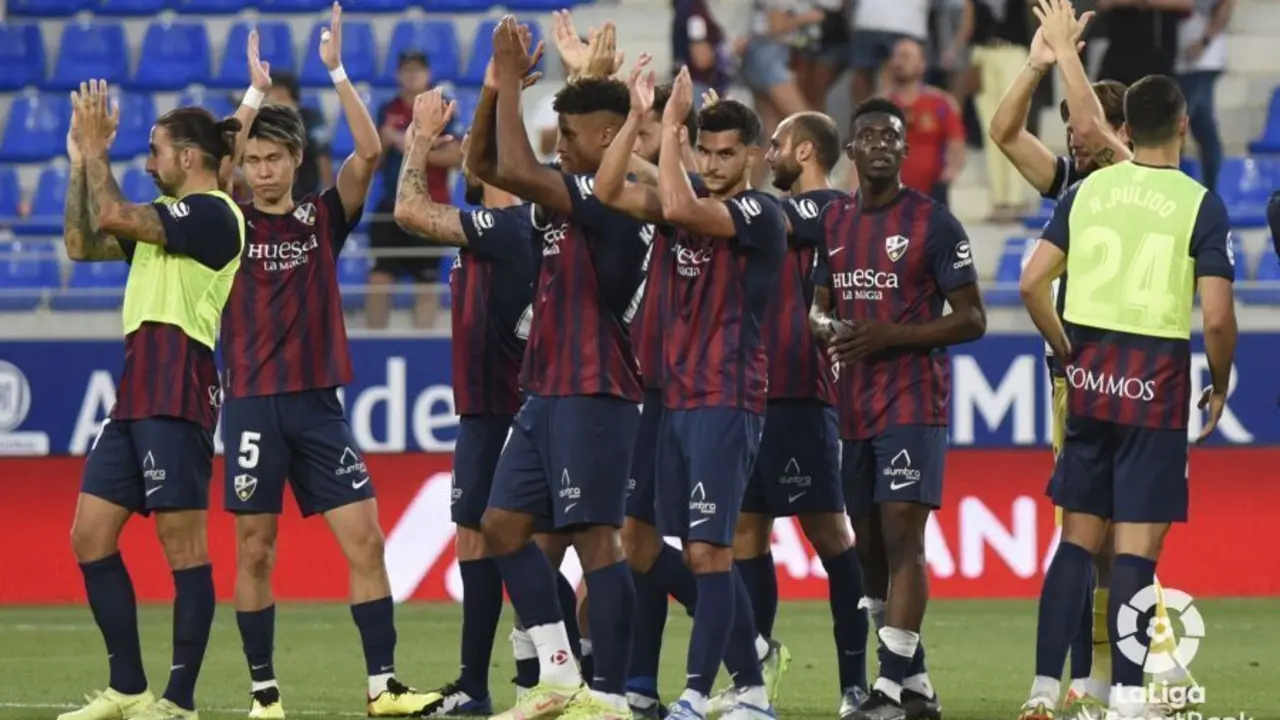 Jugadores del Huesca celebran una victoria en El Alcoraz. | Foto: La Liga