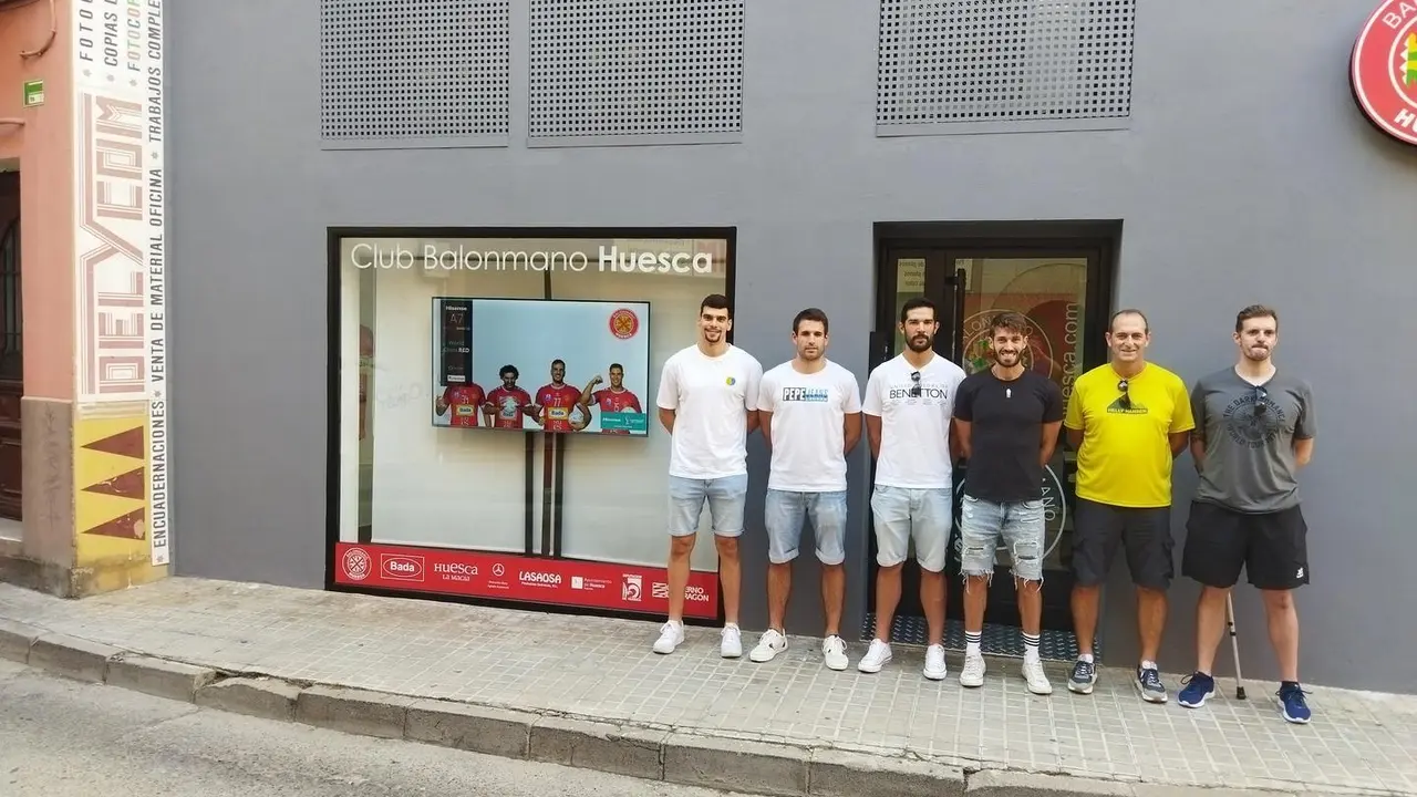 Los capitanes del Bada y el cuerpo t&eacute;cnico a las puertas de la nueva sede del BM Huesca. Foto: Sportaragon
