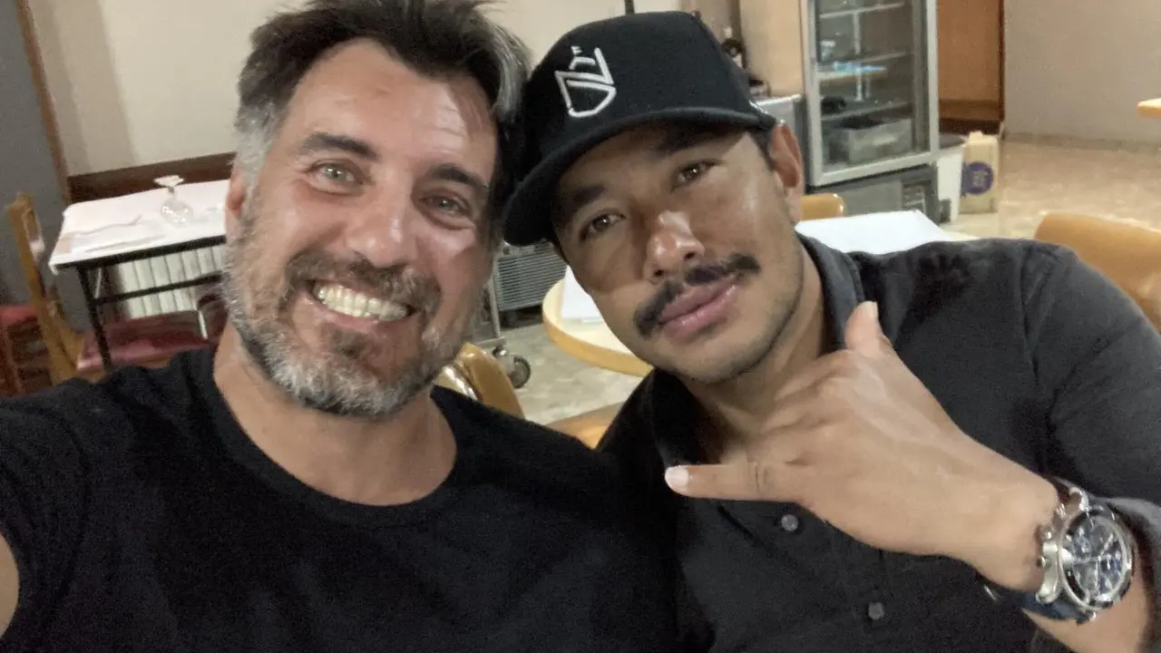 Carlos Su&aacute;rez y Nirmal Purja en una foto extra&iacute;da del twitter de Carlos Su&aacute;rez.