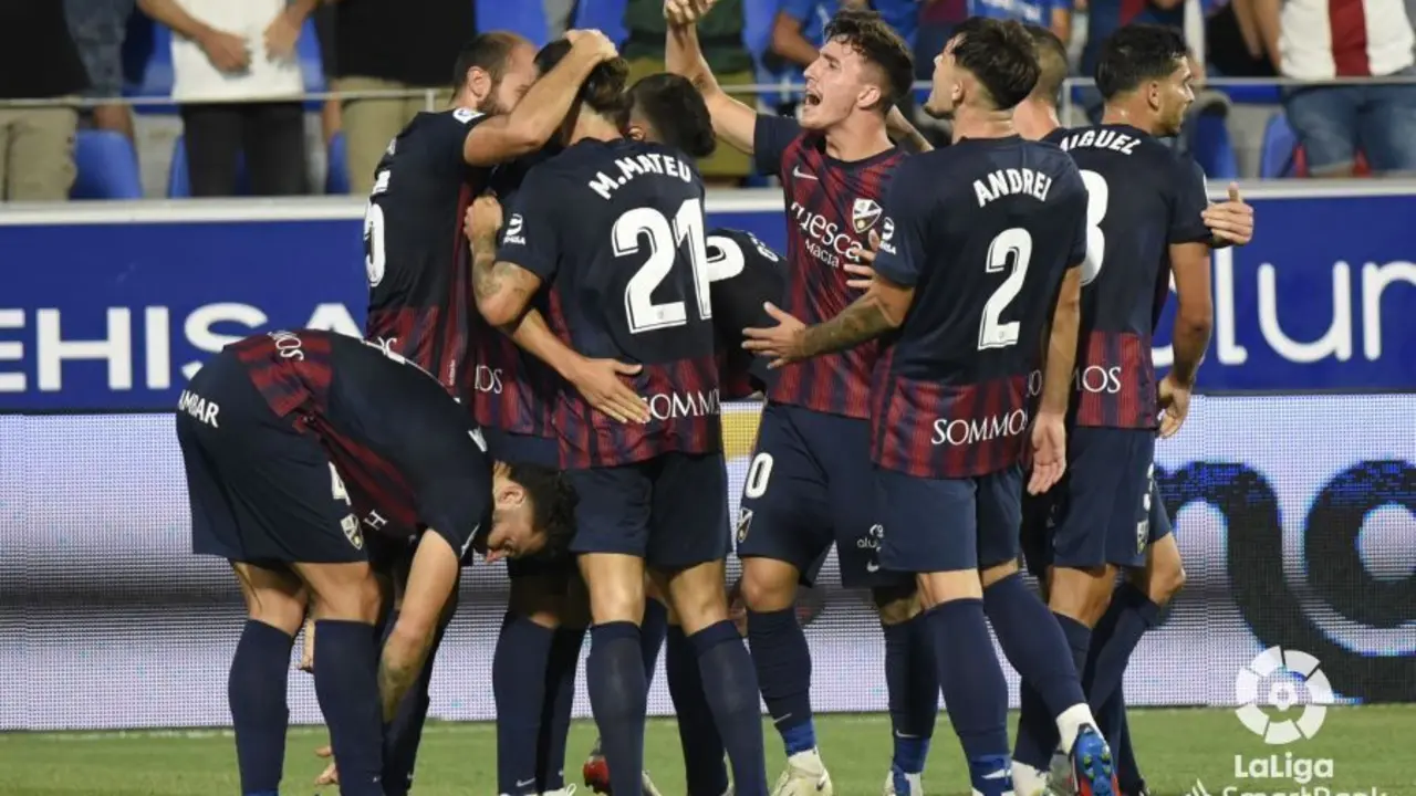 Los jugadores del Huesca celebran un gol de Juan Carlos al M&aacute;laga. | Foto: La Liga