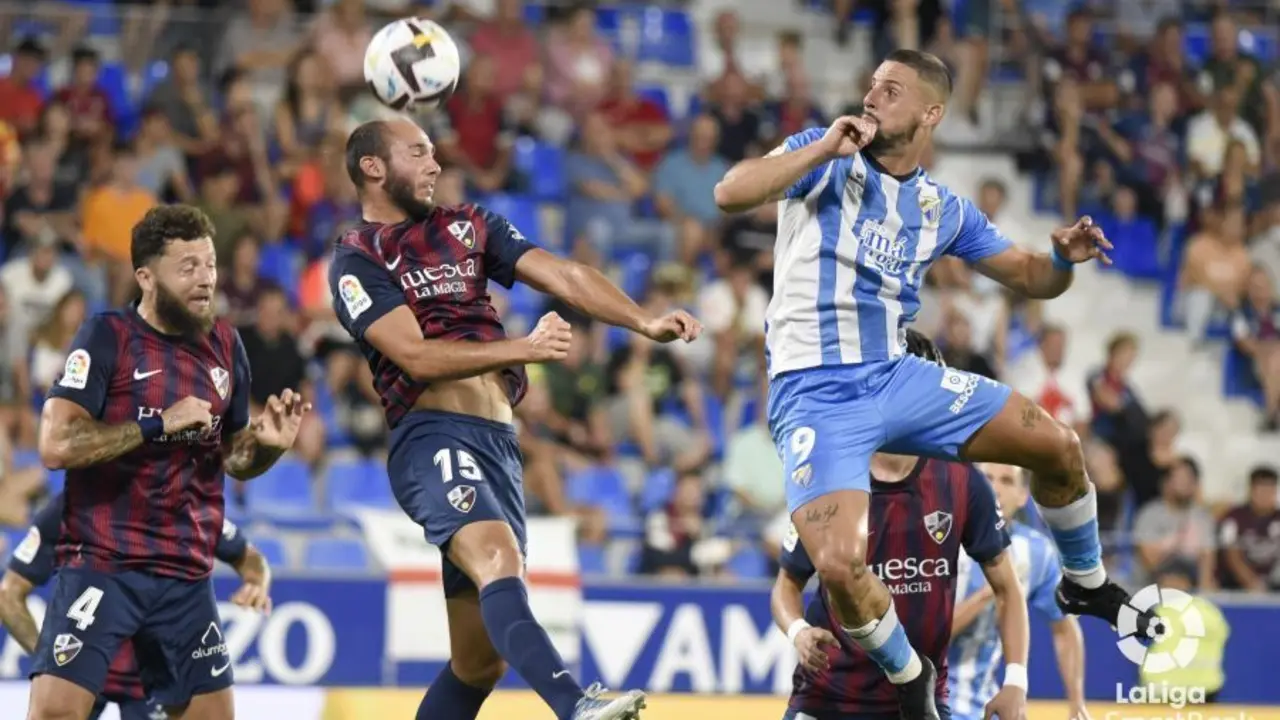 Blasco despeja un bal&oacute;n ante Fran Sol | Foto: LaLiga