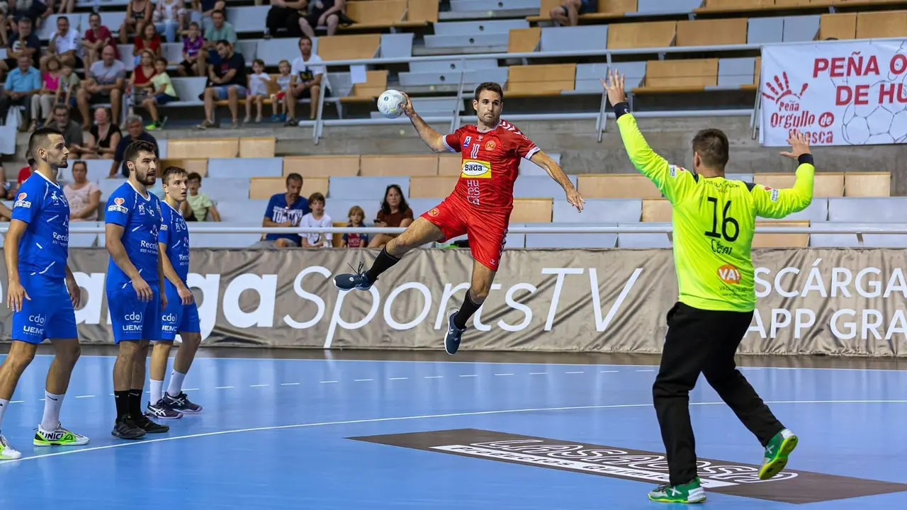 Adri&agrave; P&eacute;rez gana la posici&oacute;n para lanzar a la porter&iacute;a del Valladolid en el &uacute;ltimo partido del Bada Huesca. Foto: Andrey Sapizhak