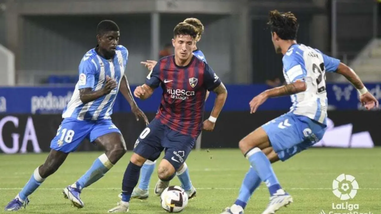 Escriche, en la imagem rodeados de contrarios en el partido disputado contra el M&aacute;laga. Foto: LaLiga