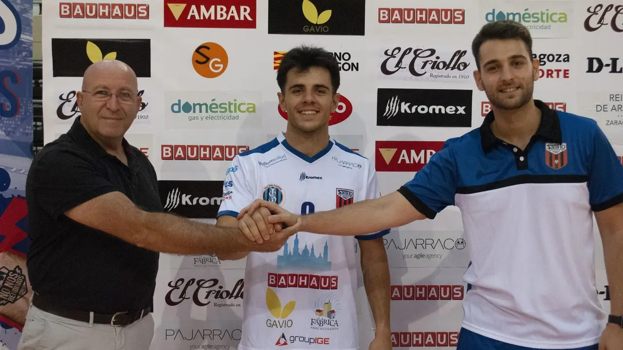 Adri&aacute;n Rivera, junto al presidente Jos&eacute; Ram&oacute;n Moreno y el t&eacute;cnico Jorge Palos | Foto: AD Sala 10