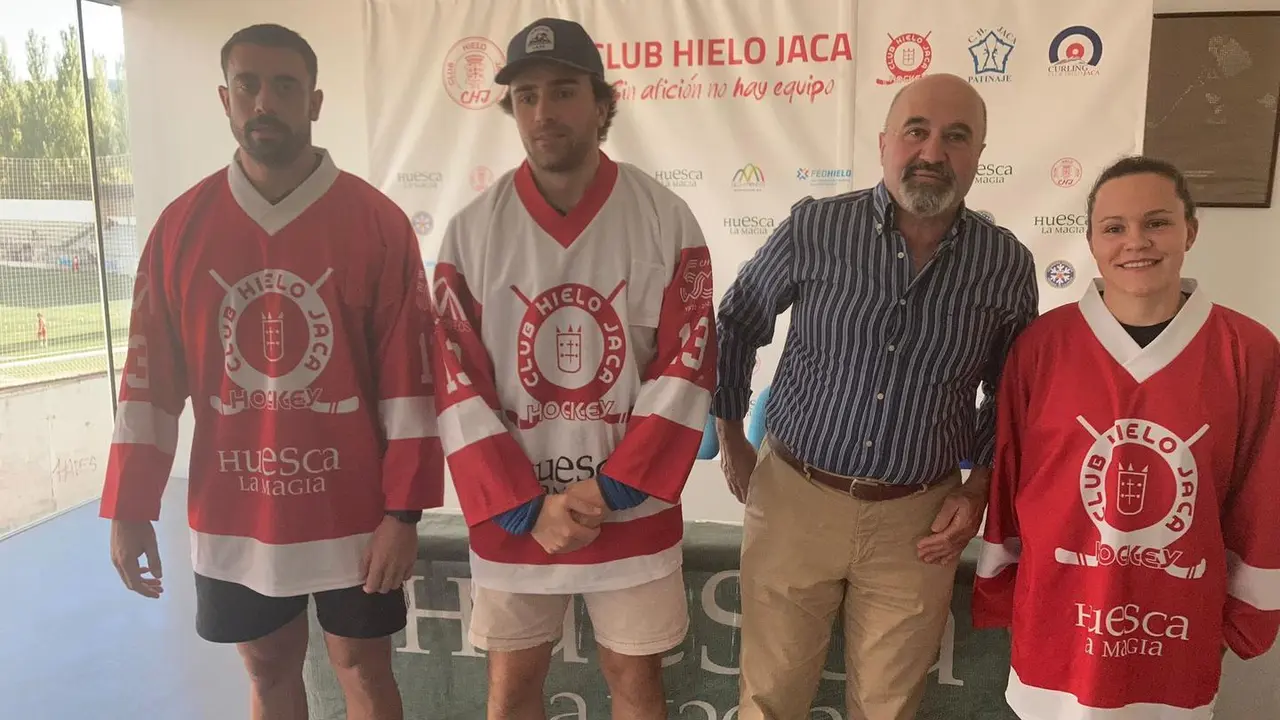 El presidente del CH Jaca con Gast&oacute;n Gonz&aacute;lez, Chase Davenport y Liga Miljone. Foto: Sportaragon
