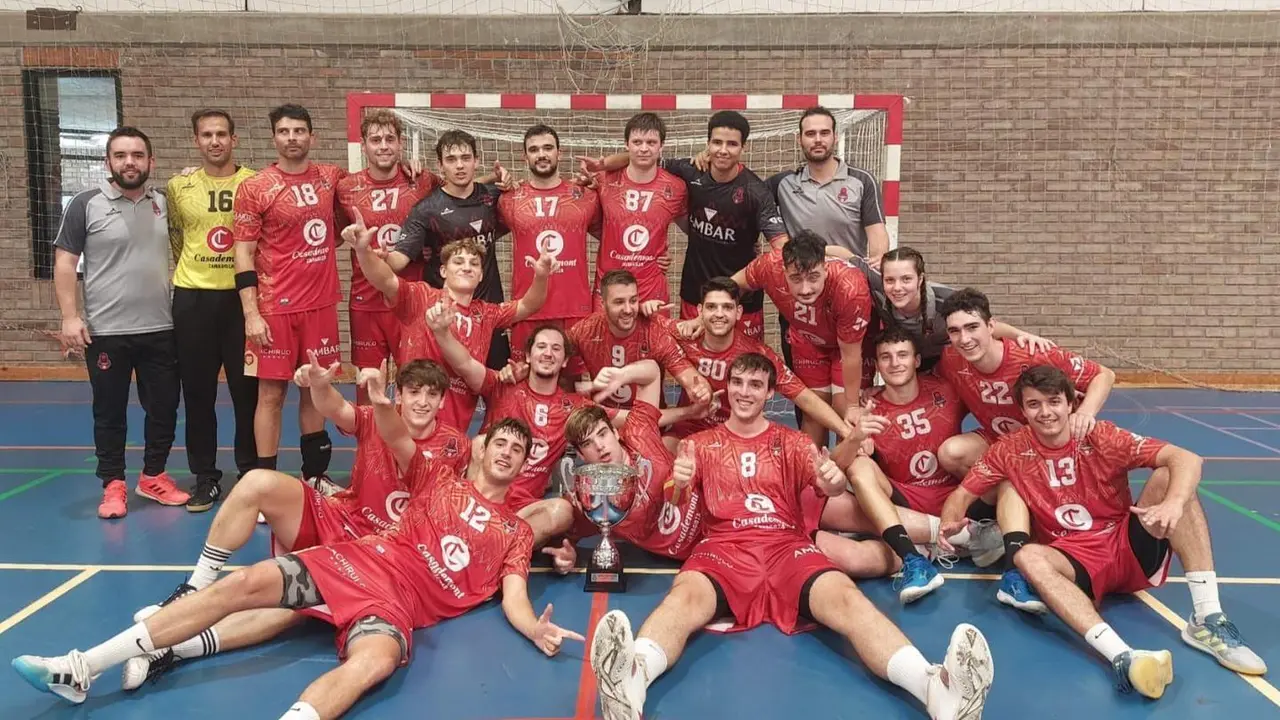 El equipo celebra la consecuci&oacute;n de la Copa Arag&oacute;n | Foto: Casademont Zaragoza