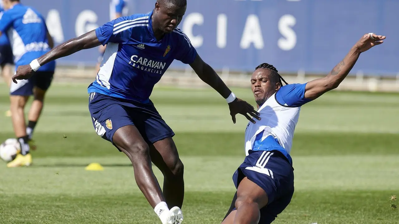 Gueye y Jair pugnan por un bal&oacute;n en la previa del partido ante el Sporting | Foto: RZ