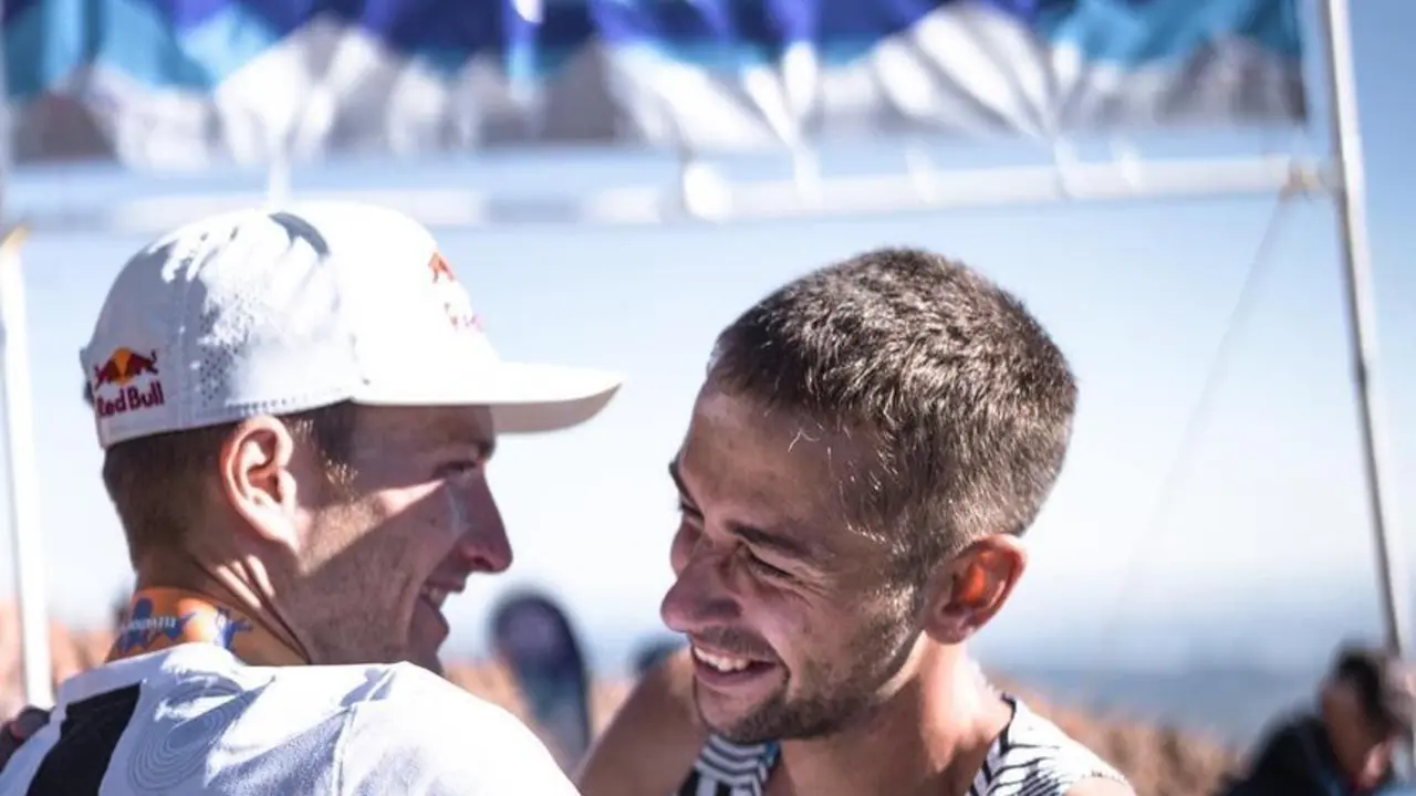 Dani Osanz y R&eacute;my Bonnet se abrazan tras cruzar el espa&ntilde;ol la l&iacute;nea de meta. Foto: Cedida por Dani Osanz