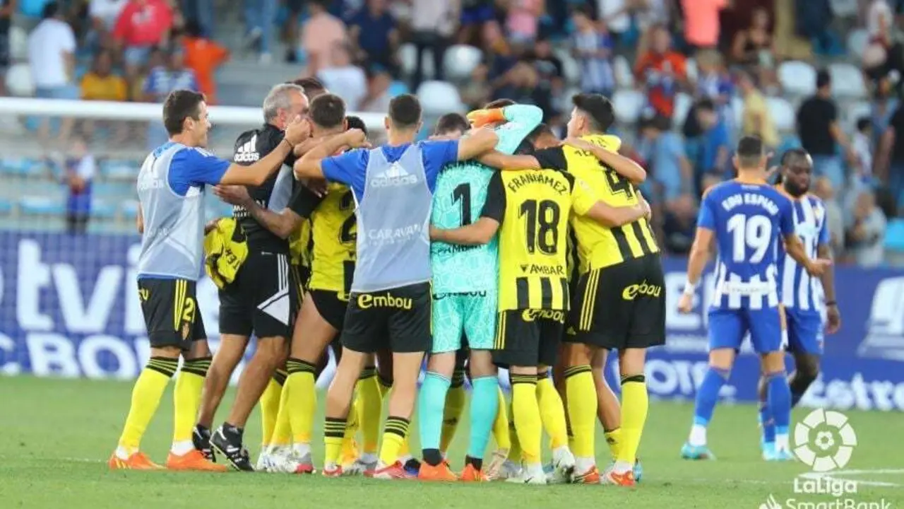Los jugadores blanquillos celebran el triunfo | Foto: Real Zaragoza