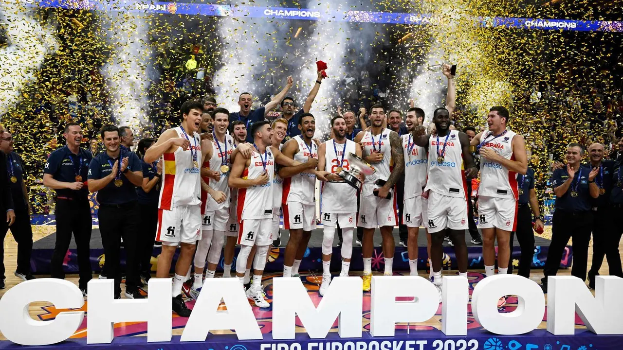 La selecci&oacute;n espa&ntilde;ola alza el trofeo con su capit&aacute;n, Rudy Fern&aacute;ndez | Foto: FIBA