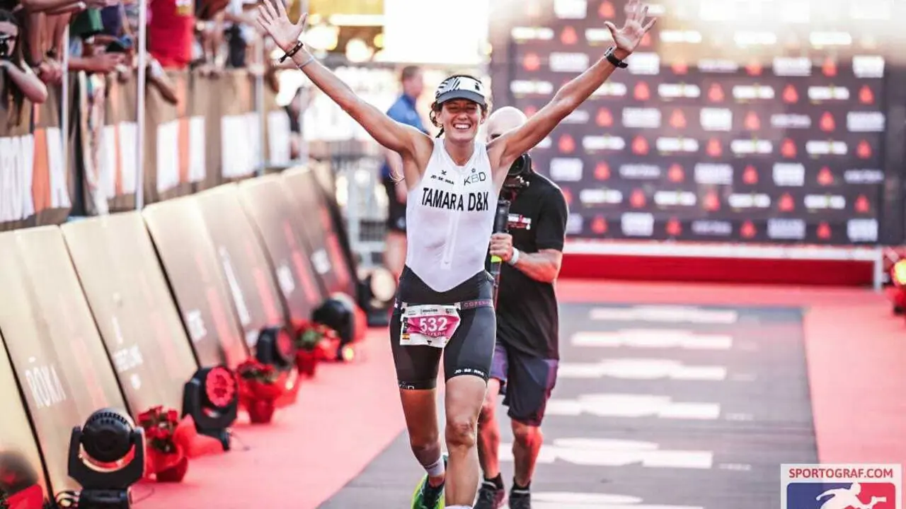 Tamara V&aacute;zquez, en la imagen, entra feliz en el Ironman Vitoria. Foto: Sportograf.com