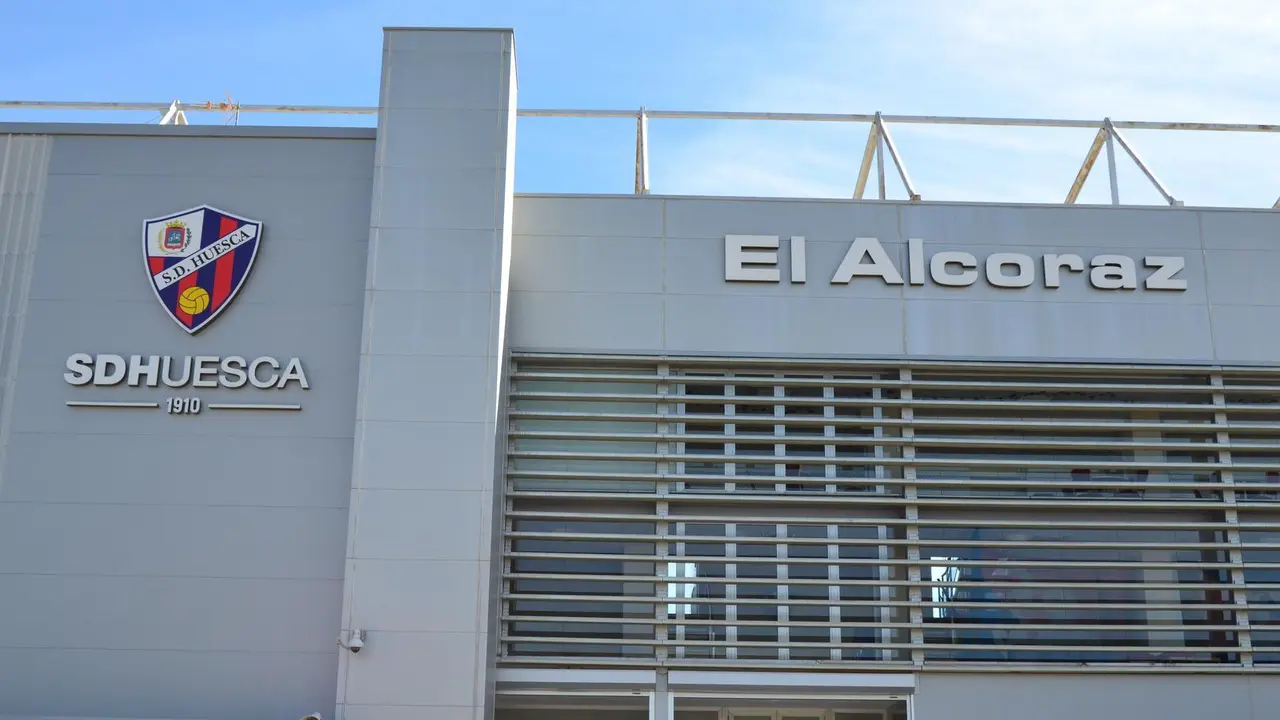 Imagen del exterior del estadio El Alcoraz. Foto: Sportaragon