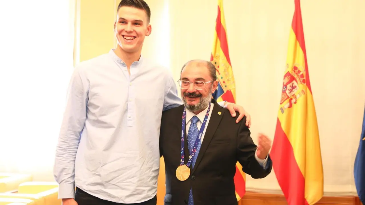 Jaime Pradilla le entrega su medalla a Lamb&aacute;n | Foto: Gobierno de Arag&oacute;n
