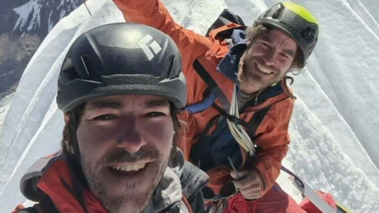 Marc Toralles y Bru Bussom, en la cima del Siula Grande. Foto: Marc Toralles