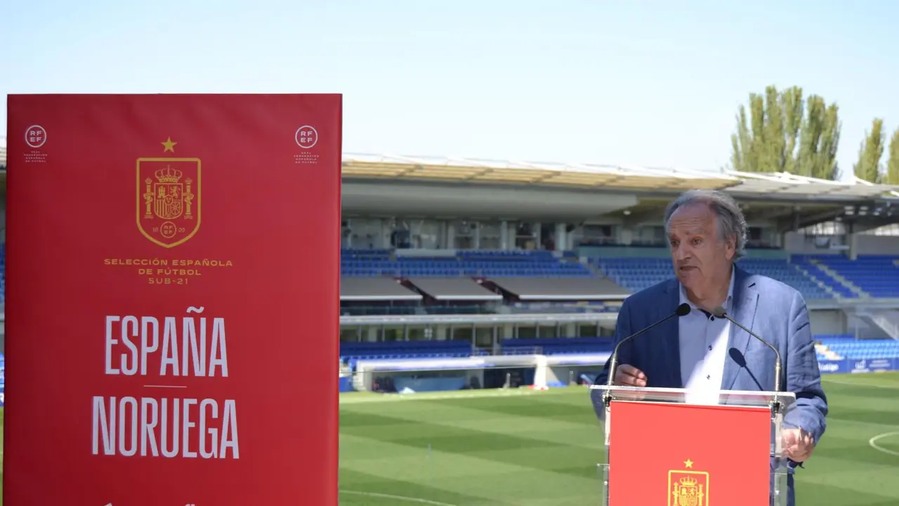 &Oacute;scar Fle, en la imagen, durante la presentaci&oacute;n del amistoso Espa&ntilde;a-Noruega del martes 27 en El Alcoraz. Foto: Sportaragon