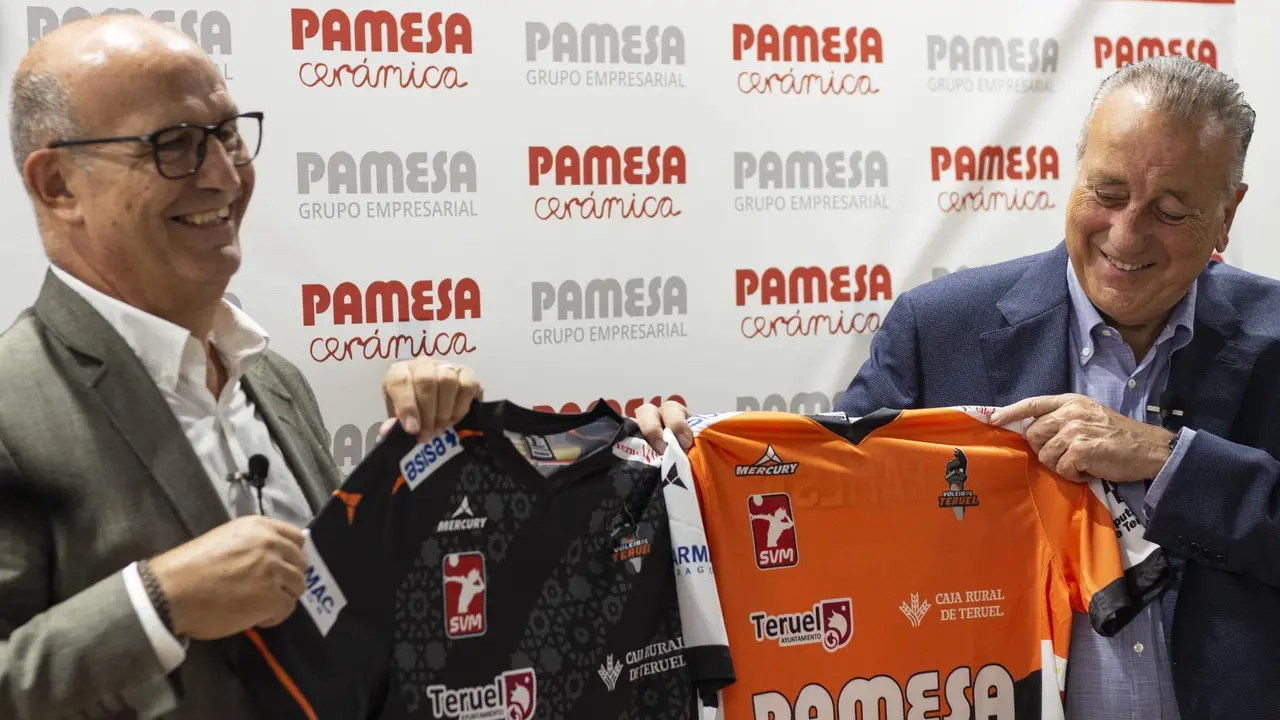 El presidente de Pamesa (d) con una de las camisetas con las que le ha obsequiado el CV Teruel. Foto: Pamesa