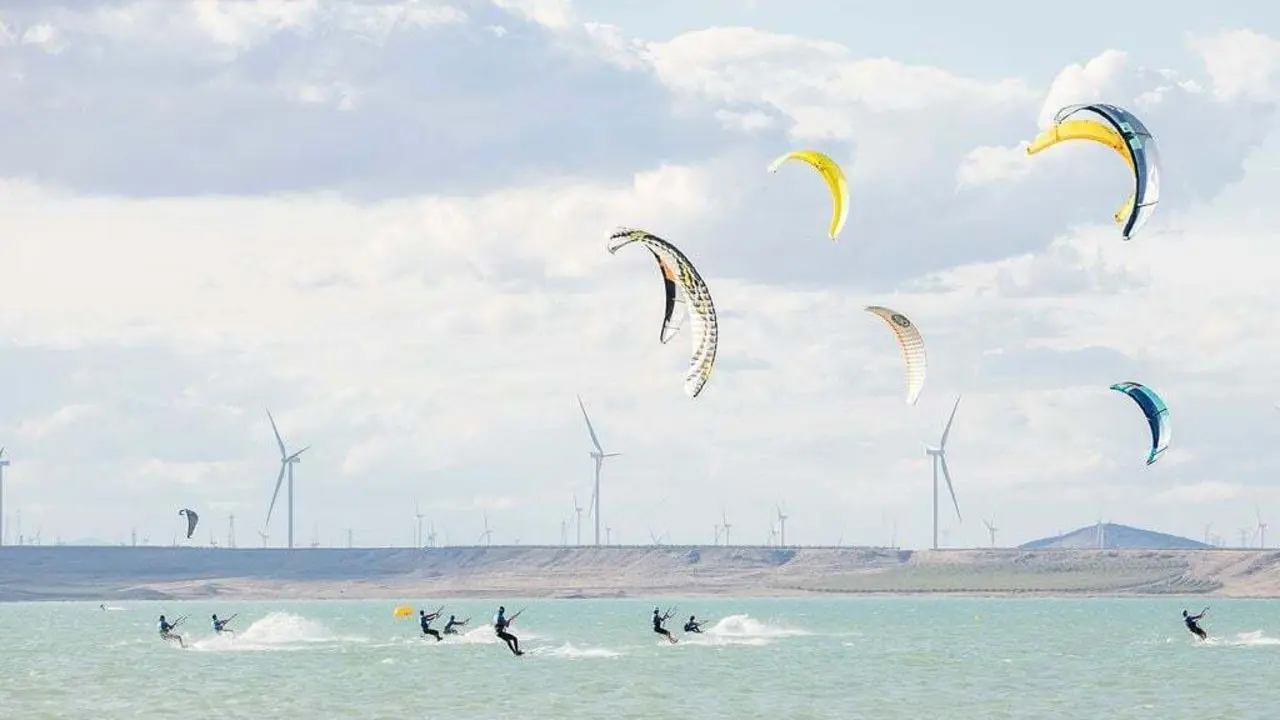 Kitesurf en La Loteta, donde saber leer el viento y manejar la tabla es fundamental. Foto: MarianoHottor