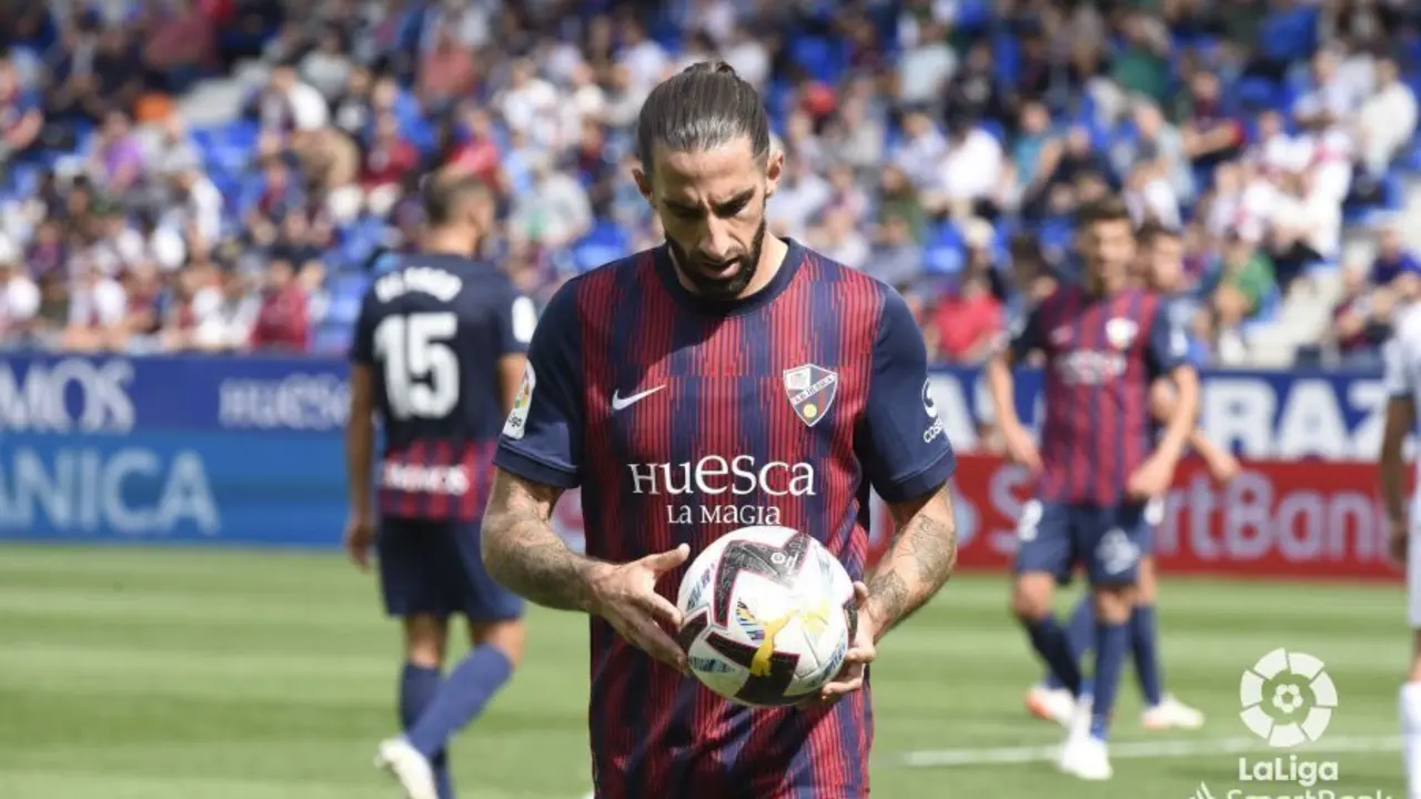 Marc Mateu, en El Alcoraz, mira el bal&oacute;n para golpearlo con su zurda de seda. Foto: LaLiga