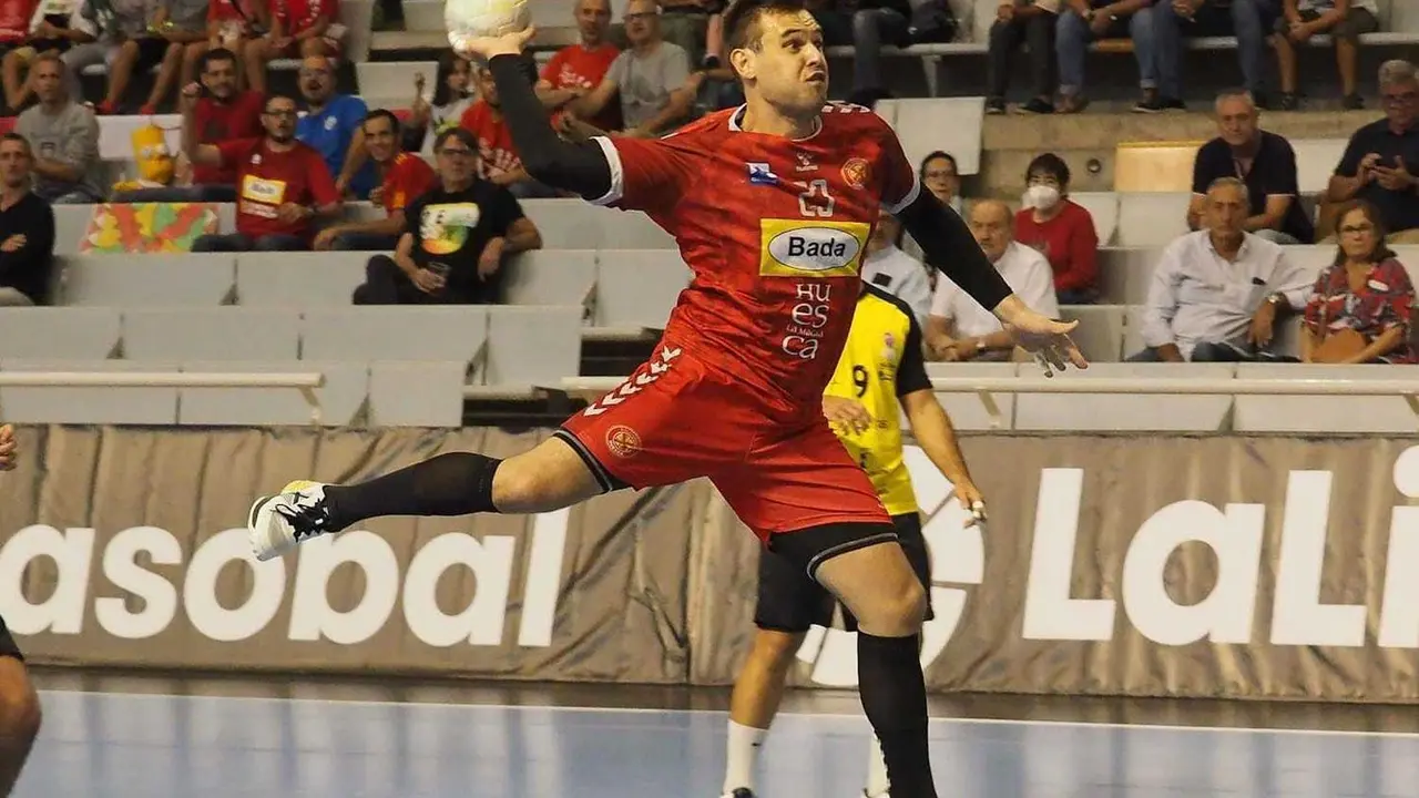 Rodrigo Benites lanza a la porter&iacute;a de Guadalajara en la victoria del Bada Huesca. Foto: C.Pascual