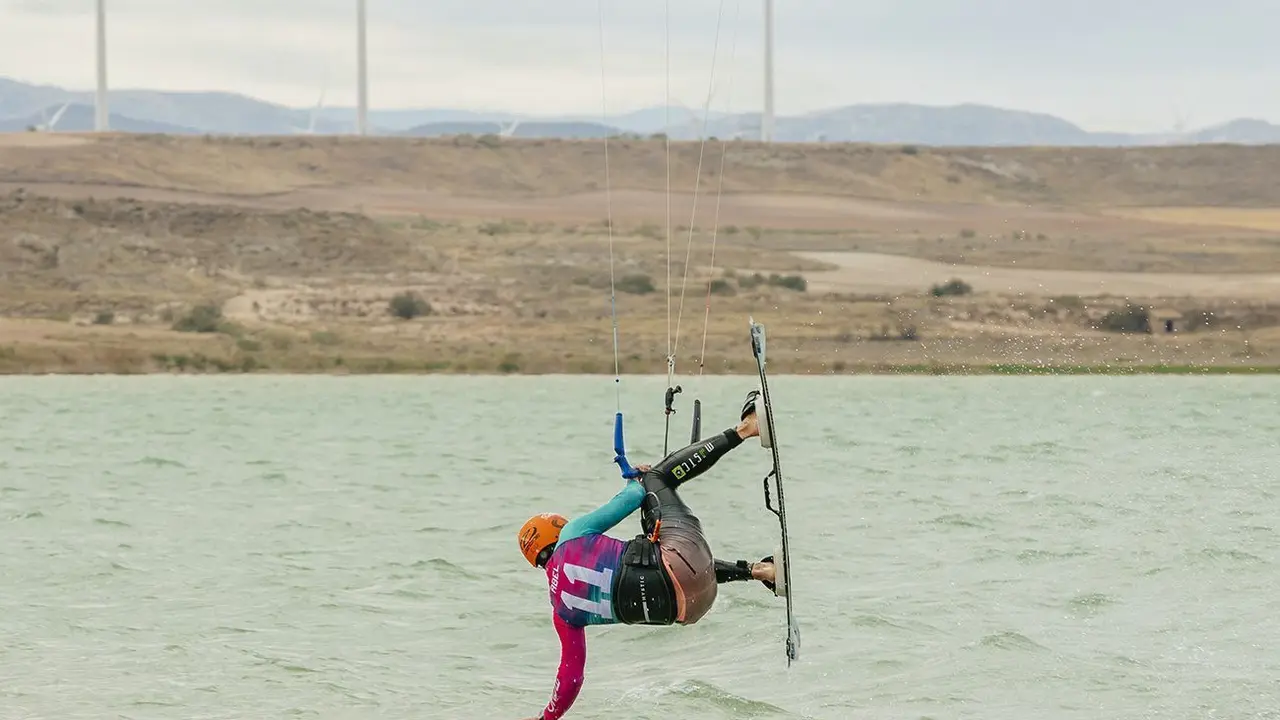 En la imagen, uno de los participantes del Cierzo Festival celebrado sobre aguas del embalse de La Loteta. Foto: Mariano Hotto 
