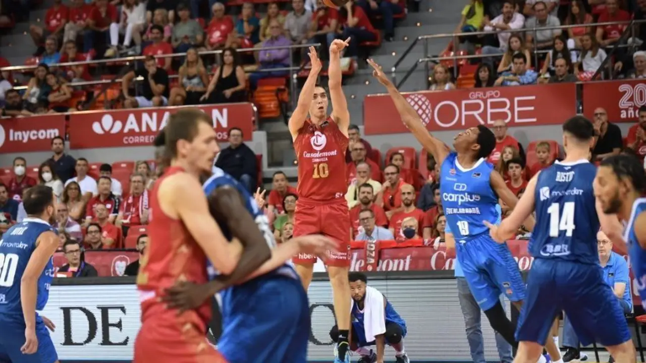 Justinian Jessup lanza en el partido ante Fuenlabrada del Ciudad de Zaragoza | Foto: Esther Casas