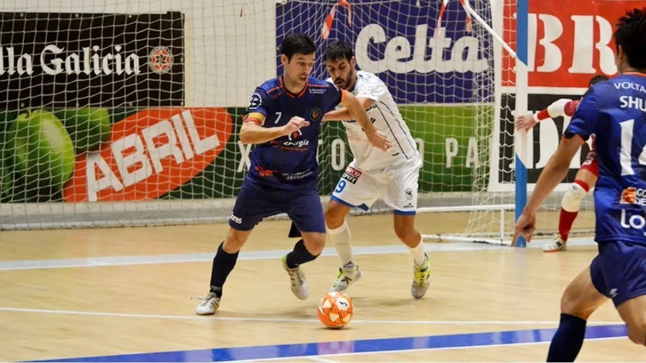 Muniesa, perseguido por Orz&aacute;ez | Foto: LNFS
