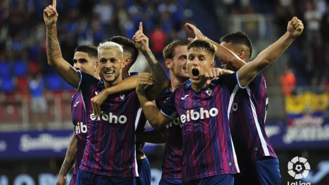 La SD Eibar celebra el triunfo ante el Granada CF (4-0)