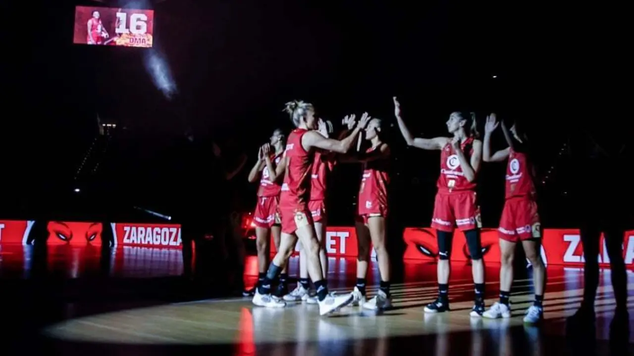 Momento de la presentaci&oacute;n de las jugadoras en el Ciudad de Zaragoza | Foto: Esther Casas
