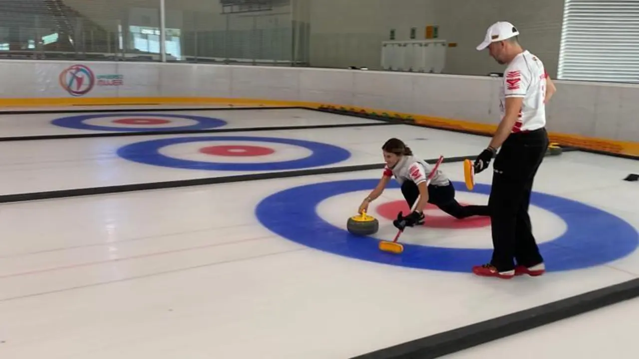 Leyre y Sangu lanzan la piedra durante el campeonato celebrado en Jaca. Foto: CH Jaca