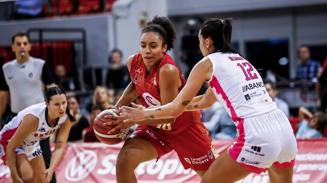Helena Oma rompe a una rival | Foto: Esther Casas / Casademont Zaragoza