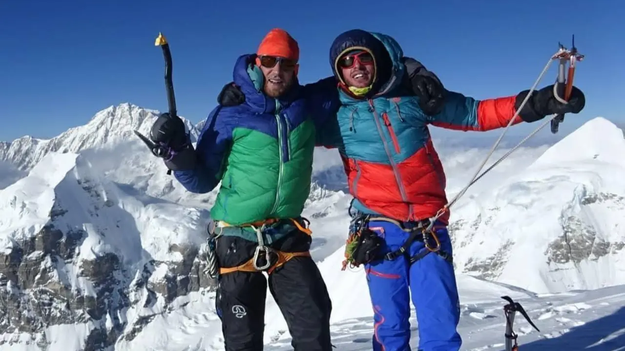 Mikel Inoriza (d) con Iker Madoz en la cima del Dorje Lakpa. Foto: Cedida