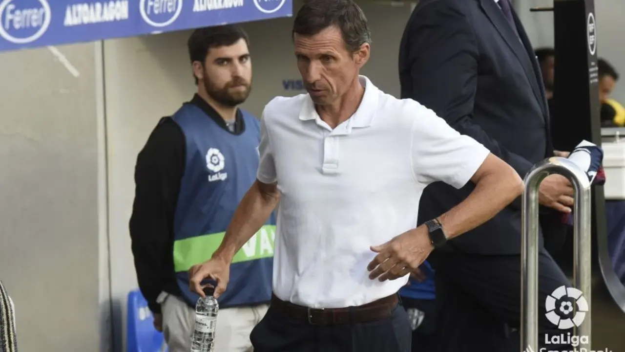 Ziganda en el banquillo de El Alcoraz | Foto: LaLiga