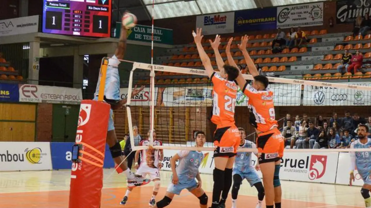 Los jugadores turolenses buscan el bloqueo del bal&oacute;n. Foto: CV Teruel