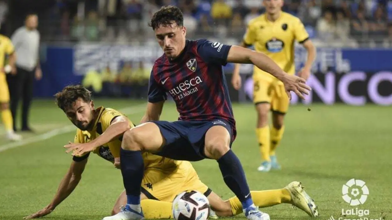 Vilarrasa en una acci&oacute;n defensiva, tras la roja de Florian. Foto: La Liga.