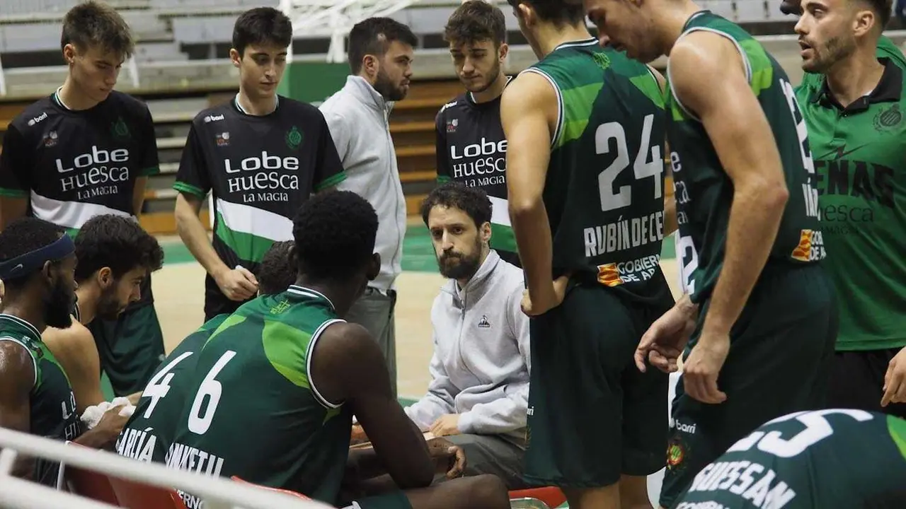 Santi Cerd&aacute;n en un tiempo muerto del Pe&ntilde;as Cartagena con el que abri&oacute; el club altoaragon&eacute;s la LEB Plata. Foto: C.Pascual