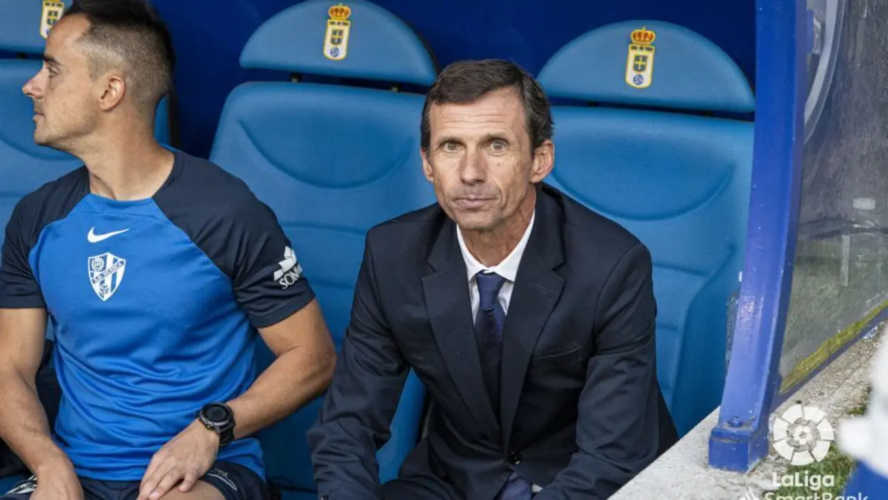 Ziganda, entrenador del Huesca en el banquillo del Real Oviedo | Foto: LaLiga