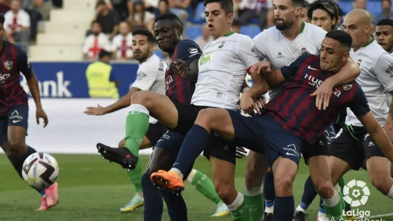 Pulido y Soko ante jugadores del Racing | Foto: LaLiga