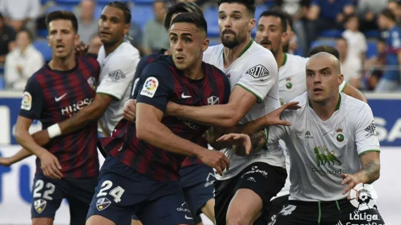 Rub&eacute;n Pulido pugna por un bal&oacute;n en el Huesca - Racing. | Foto: LaLiga