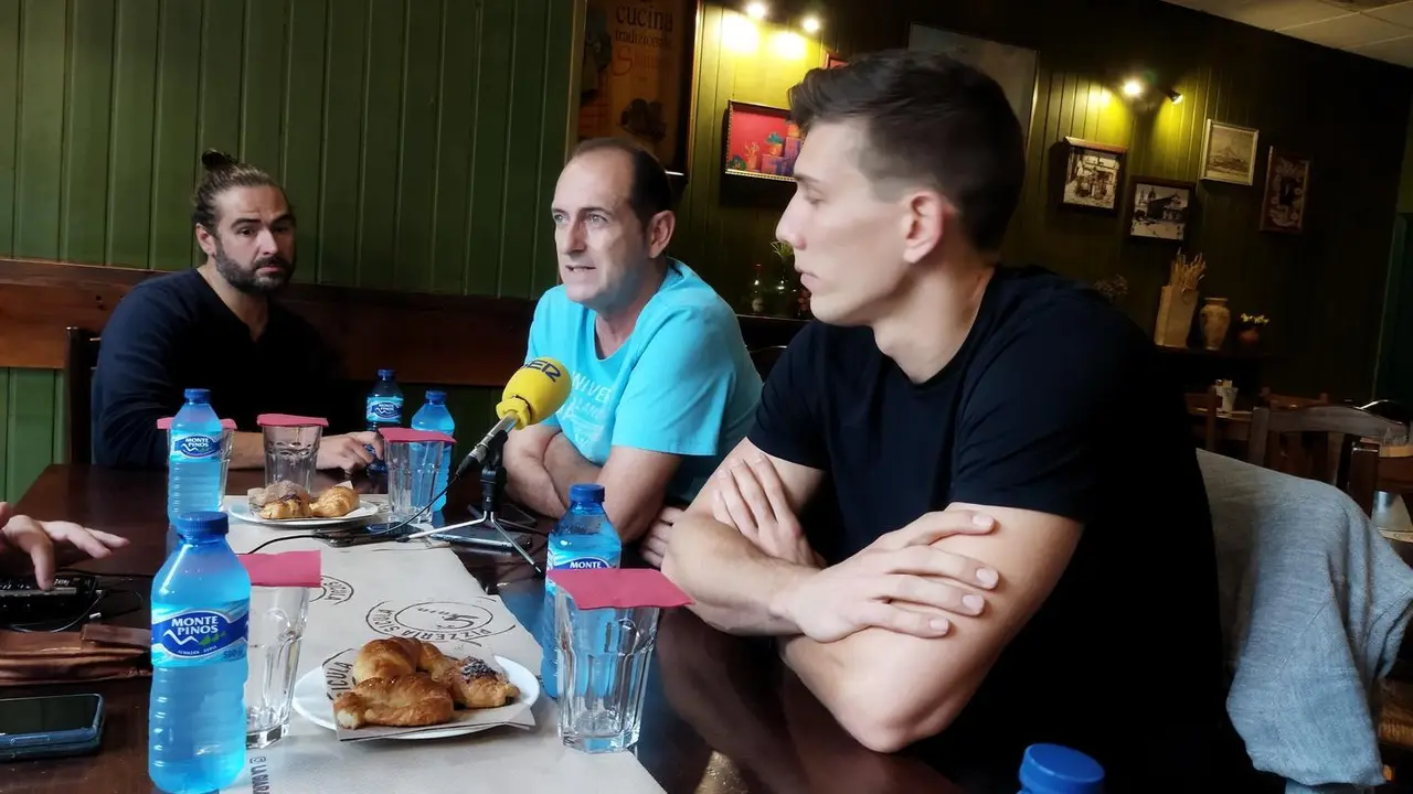 Gucek, en primer plano, durante la rueda de prensa del club. Foto: Sportaragon